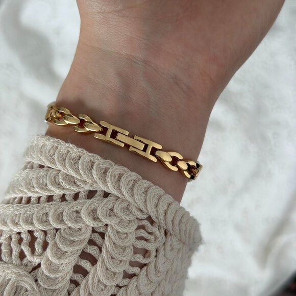 Sku:0491 cute vintage vibe gold mini watch bracelet with white pearls + gift bag - Picture 2 of 8